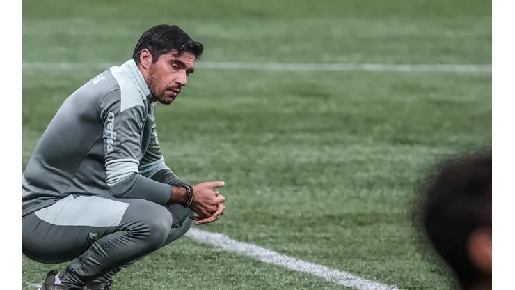 Medalhão de Abel 'desconversa' sobre futuro e afirma estar feliz no Palmeiras: "Acreditam no meu trabalho"