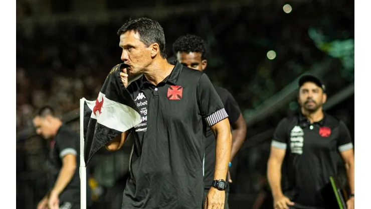 Foto: Jorge Rodrigues/AGIF | Clube não informou motivo do pedido de desligamento de Zé Ricardo