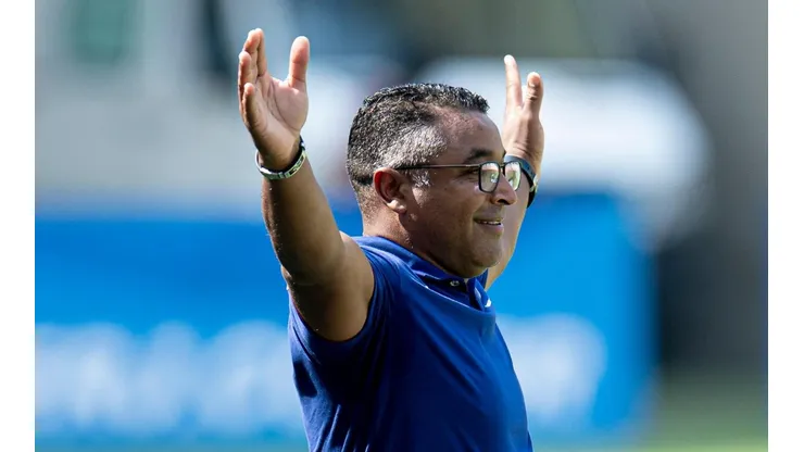 Roger Machado se rende a desempenho de lateral: “Que produz mais”