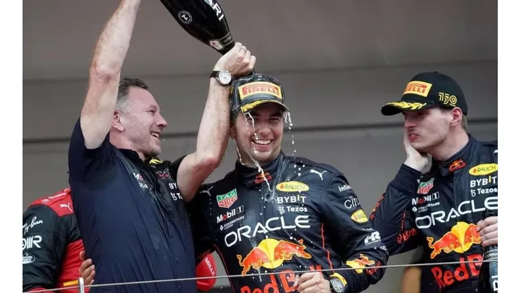 Christian Horner, chefe da RBR, comemora vitória de Sergio Pérez no GP de Mônaco com o terceiro colocado Max Verstappen — Foto: Hasan Bratic/picture alliance via Getty Images