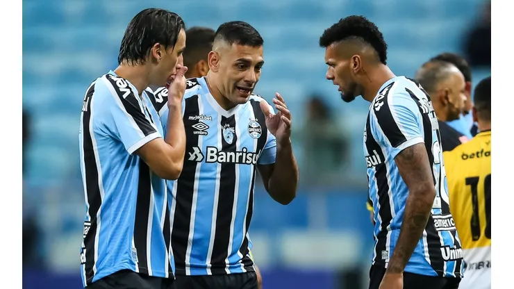 Pedro H. Tesch/AGIF - Elenco do Grêmio discute sucessor de Roger