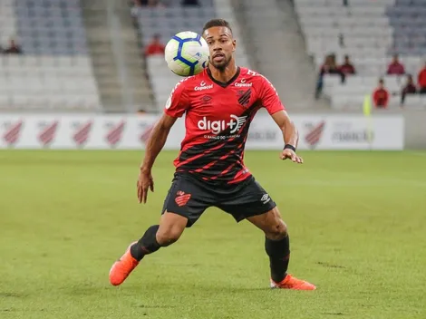 “Mais um torcedor”; Ex-Athletico, Renan Lodi visita amigos no CT e ‘agita' por retorno