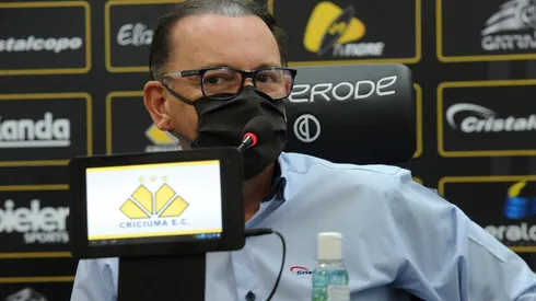 Caio Marcello/AGIF - Anselmo em entrevista coletiva.