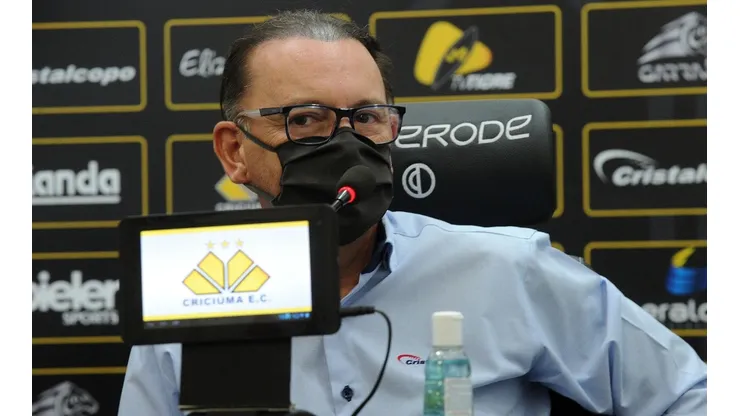 Caio Marcello/AGIF - Anselmo em entrevista coletiva.