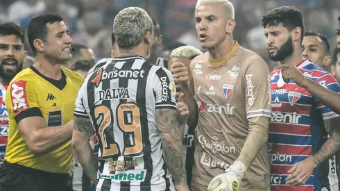 Foto: Kely Pereira/AGIF - Confusão no primeiro tempo resultou na expulsão de Felipe, volante do Fortaleza