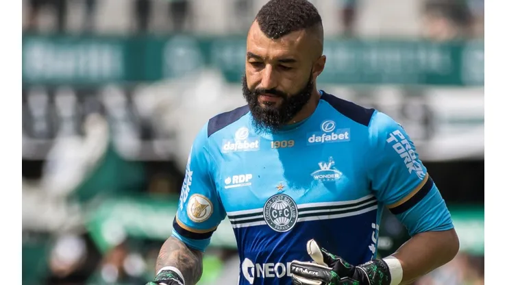 Foto: Robson Mafra/AGIF - Alex Muralha: convive com altos e baixos no Coritiba