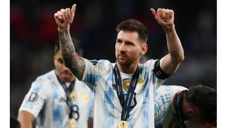 Mike Hewitt/Getty Images/ Top-10 de jogadores com mais títulos na carreira; Messi ultrapassa Pelé e Daniel Alves segue na liderança.
