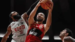 David Jackson e Olivinha em ação no Flamengo x Franca — Foto: Gilvan de Souza/Flamengo