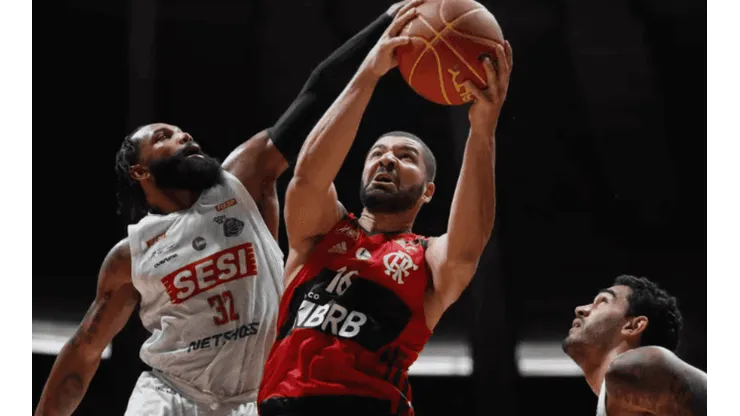 David Jackson e Olivinha em ação no Flamengo x Franca — Foto: Gilvan de Souza/Flamengo