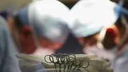 O procedimento consiste na criação de um espaço artificial através de incisões entre o reto e a vagina, de acordo com o médico - Christopher Furlong/Getty Images