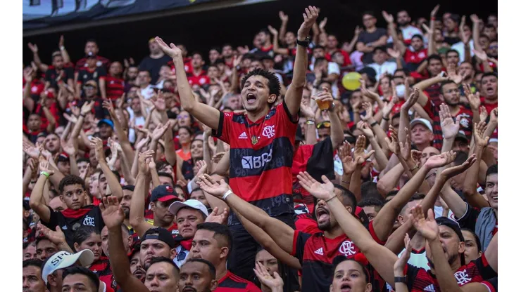 Lucas Emanuel/AGIF - Torcida do Flamengo empurrando o time.