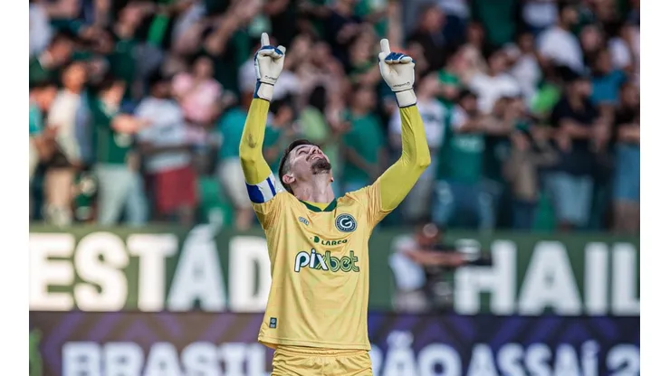 Foto: Isabela Azine/AGIF | adeu defendeu cinco pênaltis e garantiu a classificação do Goiás