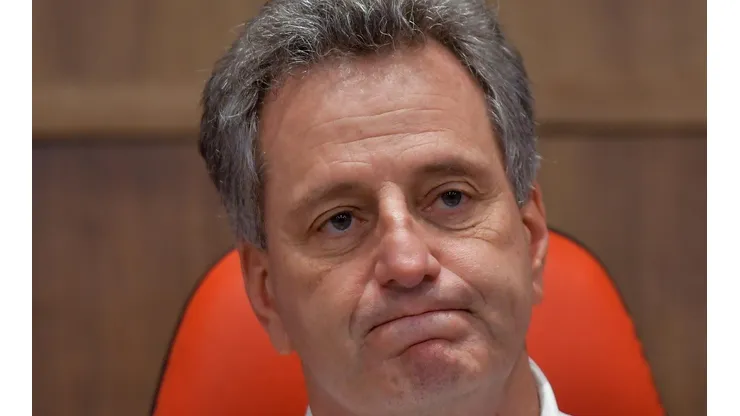 “Landim mandou”; presidente do Fla ‘ouve’ torcida e congela negociação