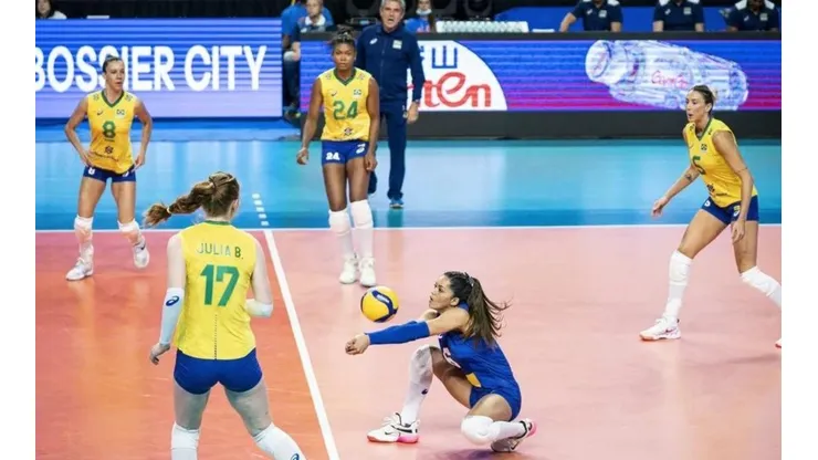 Nyeme faz o passe para Julia Bergmann durante o jogo — Foto: FIVB