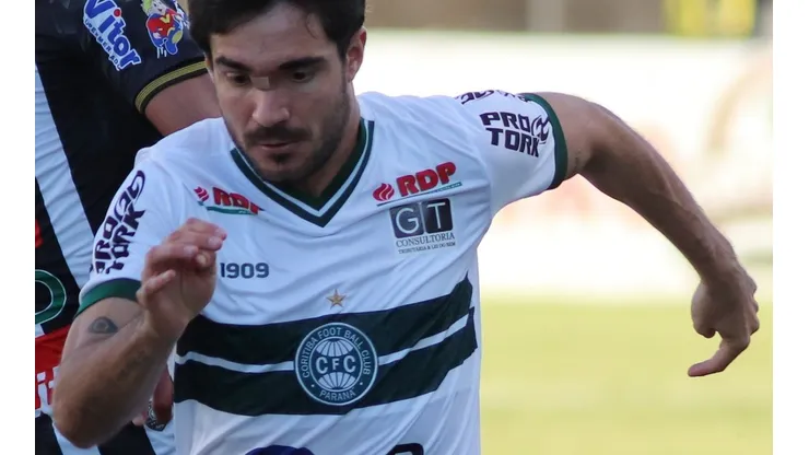 Cerutti com a camisa do Coritiba (Foto: Joao Vitor Rezende Borba/AGIF)