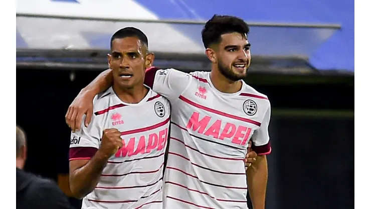 Foto: Marcelo Endelli/Getty Images - José López (à direita) é considerado um dos atacantes mais promissores da Argentina e pode reforçar o Palmeiras