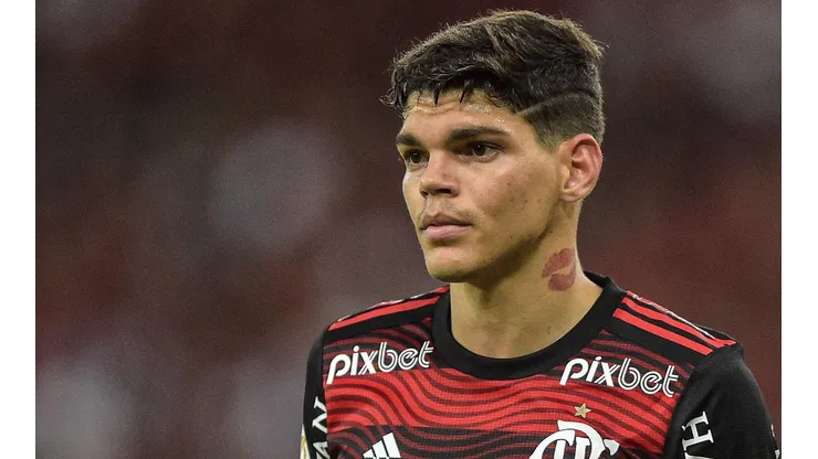 Foto: Thiago Ribeiro/AGIF - Ayrton Lucas seria exemplo de acordo para atrair também Éverton Cebolinha ao Mengão