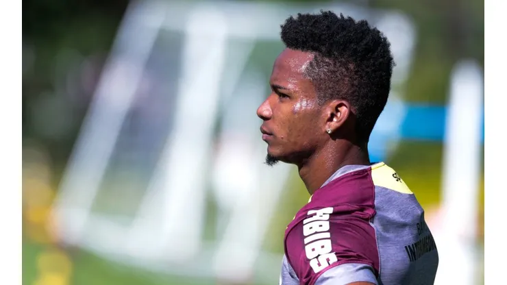 Thiago Mendes está na mira do Flamengo (Foto: Marcello Zambrana/AGIF)