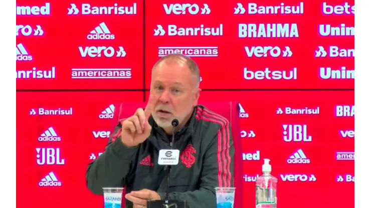 Foto: Reprodução/YouTube - Mano Menezes: rebateu o questionamento de um repórter em coletiva