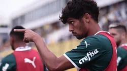 Foto: Ettore Chiereguini/AGIF - Scarpa segurou 'rojão' na beirada do campo e comemorou gol à frente da torcida do Santos