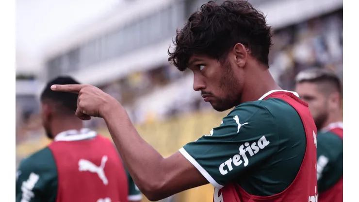 Foto: Ettore Chiereguini/AGIF - Scarpa segurou 'rojão' na beirada do campo e comemorou gol à frente da torcida do Santos