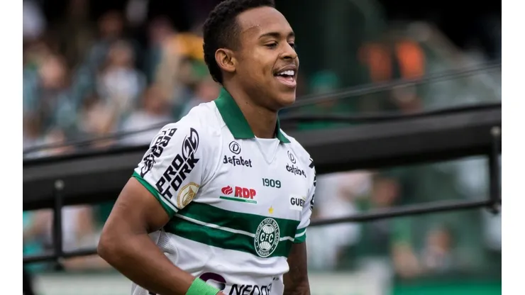 Foto: Robson Mafra/AGIF - Atacante tem contrato no Coritiba até o fim de 2024