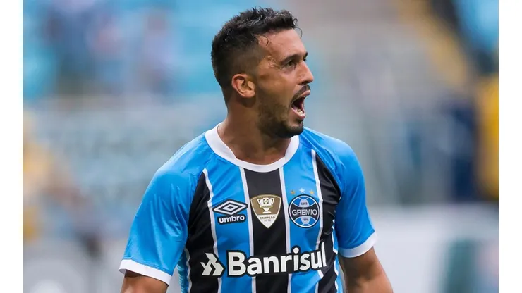 Edílson deve retornar ao Grêmio contra o Vasco (Foto: Jeferson Guareze/AGIF)