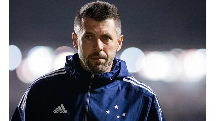 Comentarista sai em defesa de Pezzolano após técnico criticar desempenho da equipe