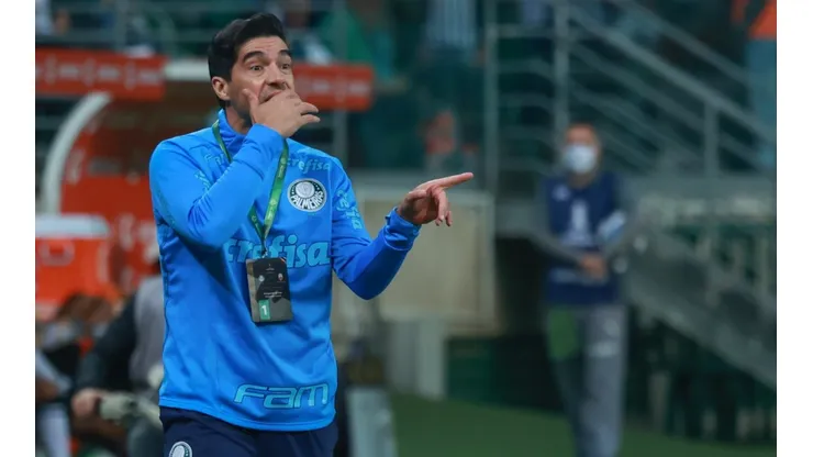 Marcello Zambrana/AGIF. Abel Ferreira prepara a equipe antes de suas ausências em campo