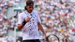 Clive Brunskill/Getty Images - Tsitsipas segue em Roland Garros