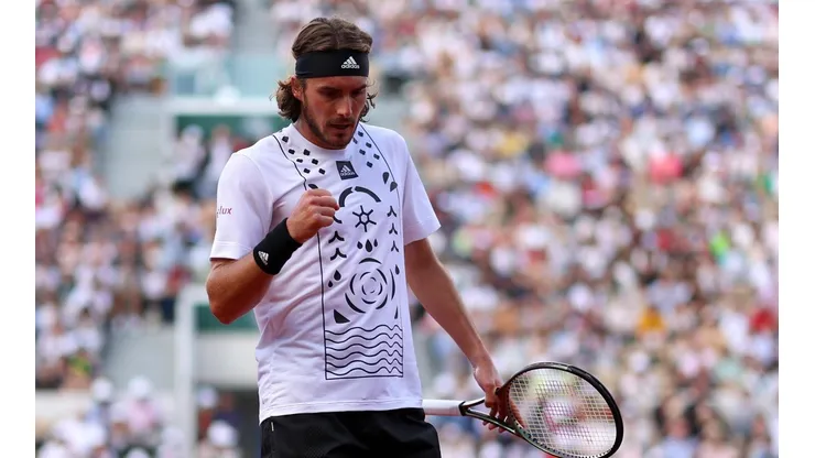 Clive Brunskill/Getty Images - Tsitsipas segue em Roland Garros