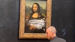Quadro da Monalisa foi atacado no Museu do Louvre; homem usou torta para tentar manchar a obra