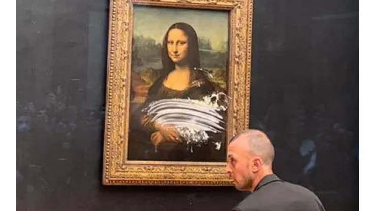 Quadro da Monalisa foi atacado no Museu do Louvre; homem usou torta para tentar manchar a obra