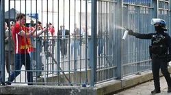 Foto: Matthias Hangst/Getty Images | Policiais utilizaram gás lacrimogênio para afastar torcedores