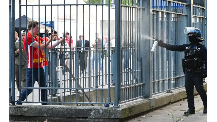 Foto: Matthias Hangst/Getty Images | Policiais utilizaram gás lacrimogênio para afastar torcedores