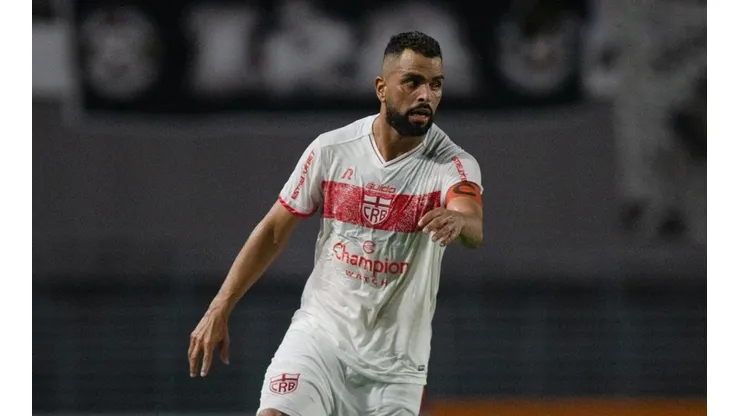 Foto: (Francisco Cedrim/AGIF) - Maicon não está completamente descartado pelo CRB para enfrentar o rival CSA
