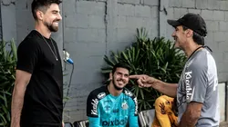 Foto: (Ivan Storti/Santos FC) - Ex-zagueiro do Santos, Luan Peres, à esquerda, esteve no CT Rei Pelé neste sábado (28)
