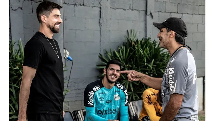 Foto: (Ivan Storti/Santos FC) - Ex-zagueiro do Santos, Luan Peres, à esquerda, esteve no CT Rei Pelé neste sábado (28)