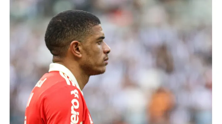 Foto: Fernando Moreno/AGIF - Taison e Edenílson repercutem post de ex-atacante que agitou torcida do Inter