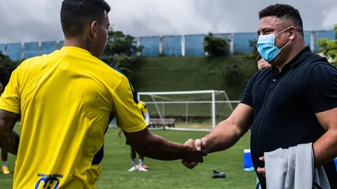 Vinícius Popó cumprimenta Ronaldo em visita do Fenômeno na Toca da RaposaFoto: Gustavo Aleixo/Cruzeiro