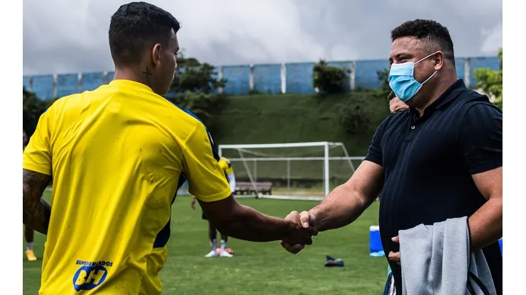 Vinícius Popó cumprimenta Ronaldo em visita do Fenômeno na Toca da RaposaFoto: Gustavo Aleixo/Cruzeiro