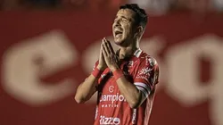 Foto: (Heber Gomes/AGIF) - Matheuzinho está preocupado com o atual momento do Vila na Série B