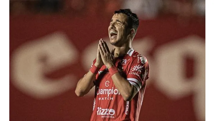 Foto: (Heber Gomes/AGIF) - Matheuzinho está preocupado com o atual momento do Vila na Série B