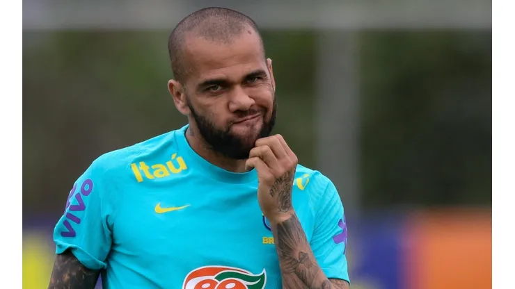 Daniel Alves tinha contrato com o Barcelona até o fim da temporada (Foto: Fernando Moreno/AGIF)