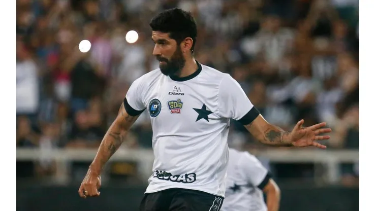 Foto: Flickr Oficial Botafogo FR/Vítor Silva | Loco Abreu dá invertida em craque do PSG