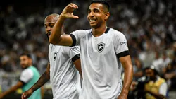 Foto: Kely Pereira/AGIF | Victor Sá chegou ao Botafogo após deixar o Al Jazira