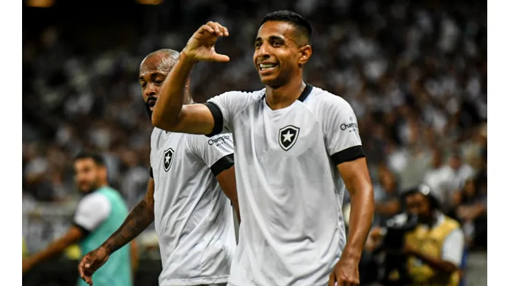Foto: Kely Pereira/AGIF | Victor Sá chegou ao Botafogo após deixar o Al Jazira