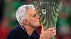 José Mourinho celebra o título da Conference League com a Roma; técnico português alcançou nova marca na carreira