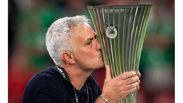 José Mourinho celebra o título da Conference League com a Roma; técnico português alcançou nova marca na carreira