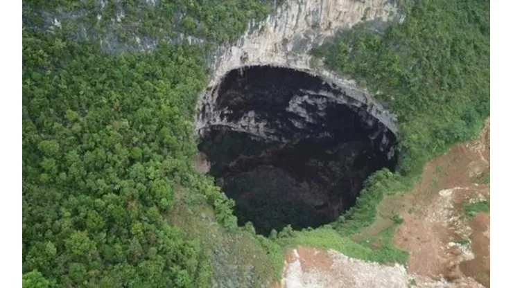 Buraco tem mais de 300 metros de largura. Foto: Reprodução/The Weather Channel/YouTube
